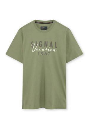 Olivengrøn T-shirt med korte ærmer og rund halsudskæring med teksten "Signal Vacation 1967" trykt med store bogstaver på forsiden.