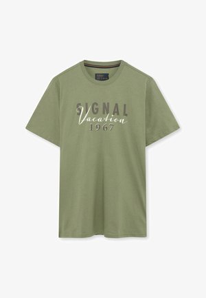 Olivengrøn T-shirt med korte ærmer og rund halsudskæring med teksten "Signal Vacation 1967" trykt med store bogstaver på forsiden.