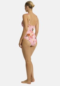 Jednoczęściowy różowy strój kąpielowy w kwiatowy wzór, z regulowanymi ramiączkami i umiarkowanym wycięciem z tyłu. Gładka tekstura materiału, zaprojektowana z myślą o komforcie.