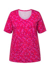 Camiseta de manga corta rosa con escote en V, hecha de una tela suave con un patrón floral multicolor.