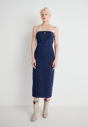 GAP STRAPLESS MIDI - Robe en jean - medium wash