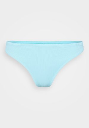 Parte inferiore di bikini a coste blu chiaro con un design minimalista, caratterizzata da un taglio a vita bassa e una morbida texture del tessuto. Nessun hardware visibile o motivi.