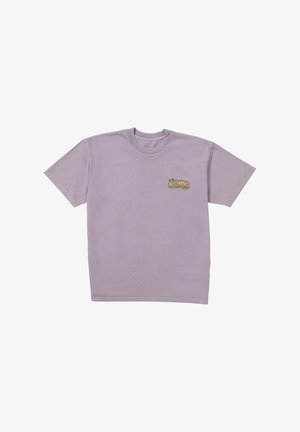 T-shirt en coton lavande à manches courtes, col rond, avec un logo coloré imprimé sur le côté gauche de la poitrine. Coupe douce et décontractée.