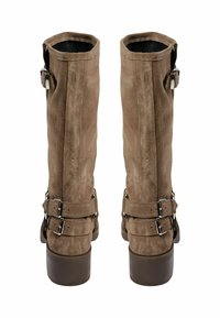 Brūni zamša ceļgala zābaki ar noapaļotu pirkstu, vairākiem potītes siksnām ar sudraba sprādzēm un izturīgu brūnu bloku papēdi.