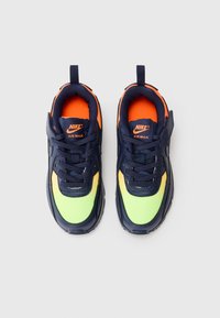Nike Air Max tenisice s tamnoplavom gornjištu, neonski žutim i zelenim naglascima, narančastim unutarnjim oblogom, teksturiranim materijalom i crnom gumom potplatom.