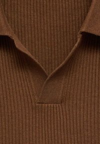 Polo de punto acanalado marrón con un diseño de cuello en V, que presenta una textura elevada y un cuello doblado. La tela parece suave y elástica.