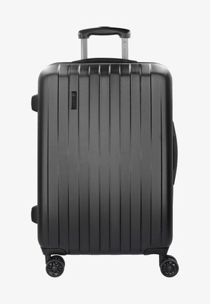 Valigia rigida nera con scanalature verticali, manico retrattile e quattro ruote girevoli. Presenta una superficie resistente e testurizzata.