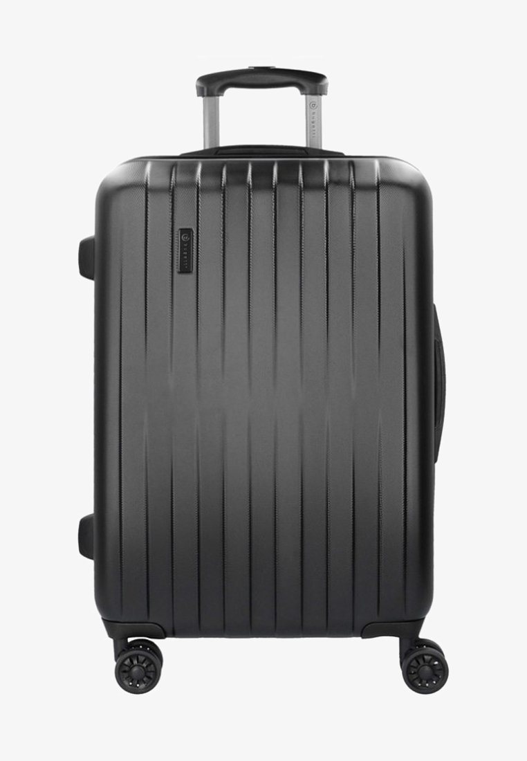 Valigia rigida nera con scanalature verticali, manico retrattile e quattro ruote girevoli. Presenta una superficie resistente e testurizzata.