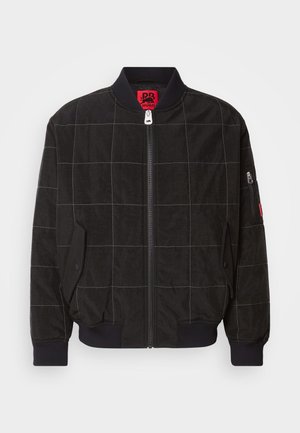 Svart bombarjacka med rutigt mönster, dragkedjestängning, ribbade ärmslut, sidofickor och logotypdetaljer. Tillverkad av strukturerad tyg.