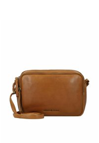 Borsa a tracolla in pelle tan con chiusura a zip, forma rettangolare e tracolla regolabile. Presenta un logo sottile impresso nella parte inferiore.