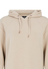Felpa beige con cappuccio regolabile, caratterizzata da una texture liscia e maniche raglan. Accenti metallici sui lacci del cappuccio aggiungono un tocco di dettaglio.