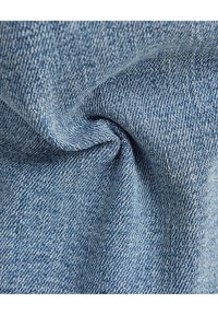 Ljusblå denimtyg med subtil textur och ett svagt diagonalrutmönster, som visar en slät yta och ett mjukt, flexibelt utseende.