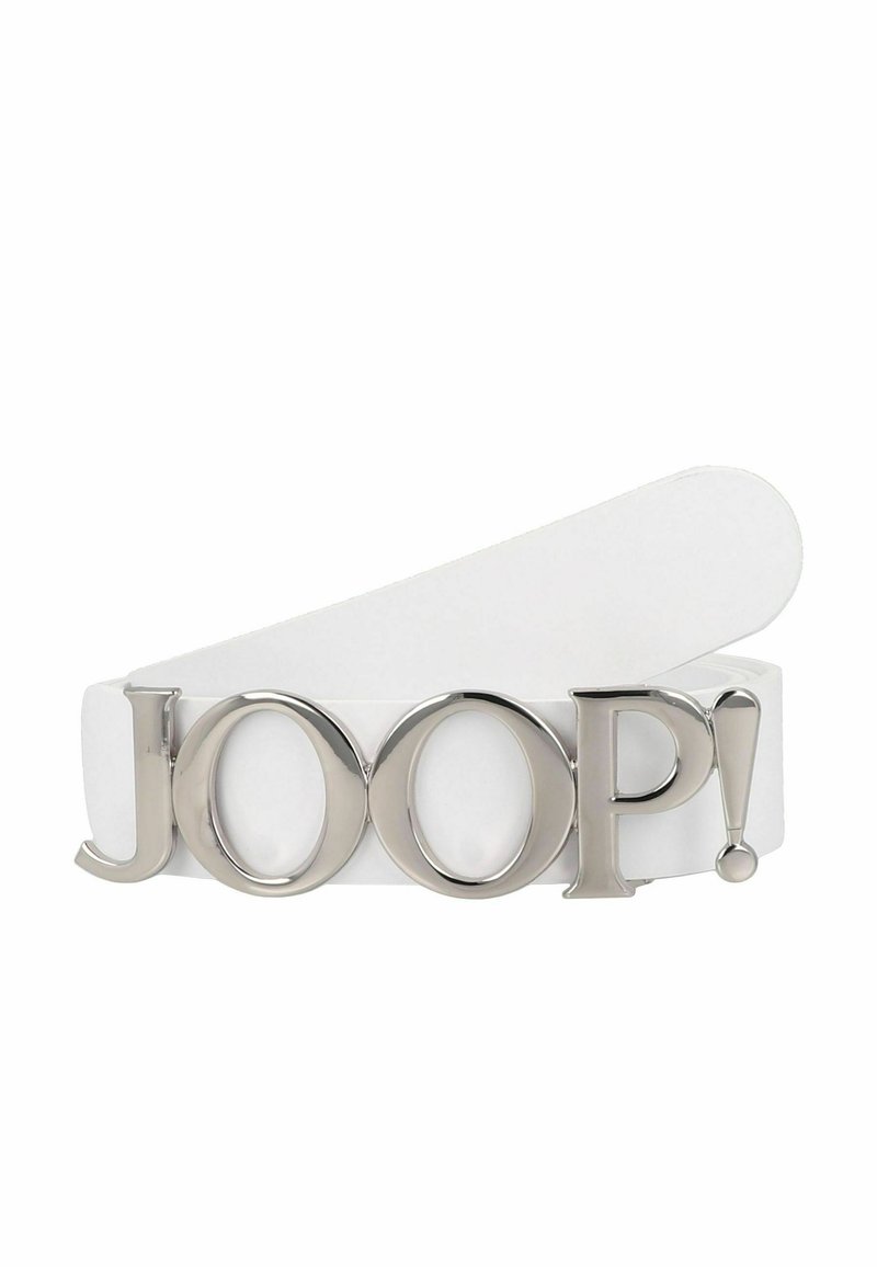 Cinturón de cuero blanco con un gran logo en tono plateado "JOOP!" como hebilla, con textura suave y extremo redondeado.