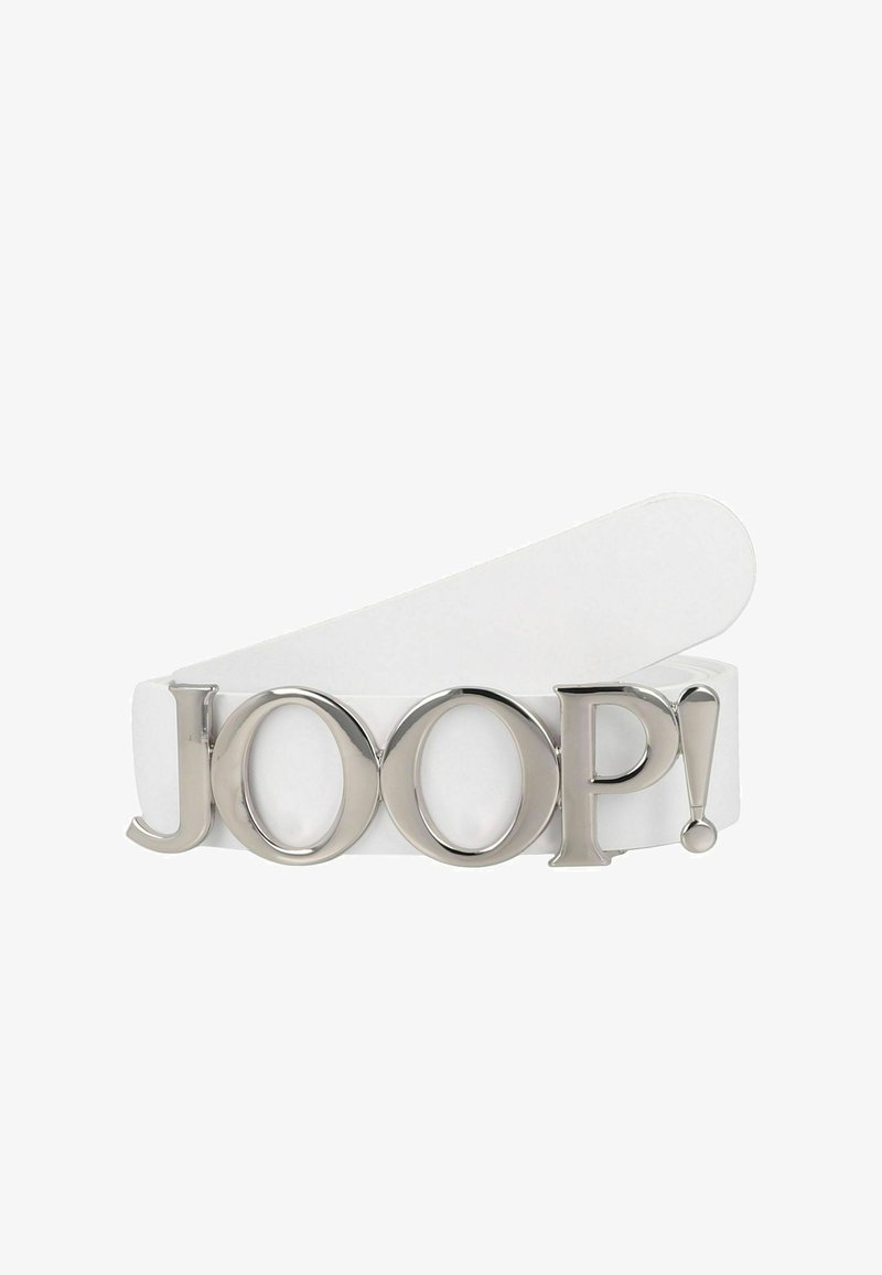 Cinturón de cuero blanco con un gran logo en tono plateado "JOOP!" como hebilla, con textura suave y extremo redondeado.