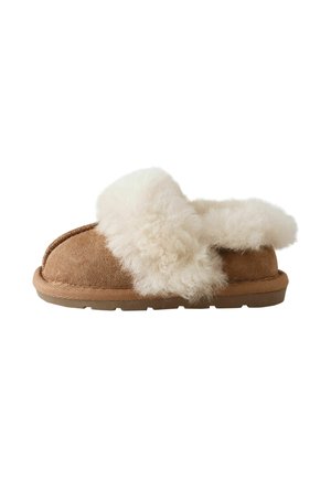 Brune ruskinds slippers med en fluffy cremefarvet kunstpelskant, rund tå og en tekstureret sål for godt greb. Enkel, hyggelig design ideel til indendørs brug.