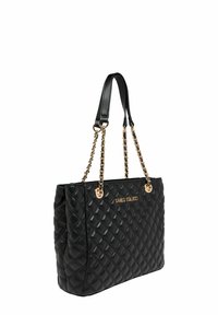 Schwarze gesteppte Tragetasche mit goldfarbenen Kettenriemen, Logo-Akzent und einer strukturierten Form, hergestellt aus synthetischem Material mit glänzendem Finish.
