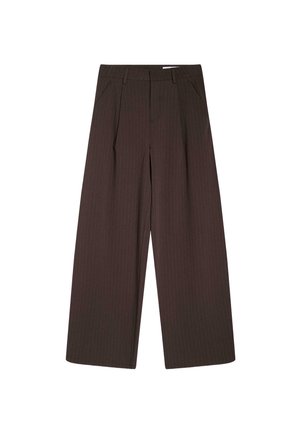 Barna, bőszárú nadrág függőleges tűcsíkokkal, magas derékkal, pliszírozott elülső résszel és sima textúrával. Látható rögzítők vagy zsebek nélkül.