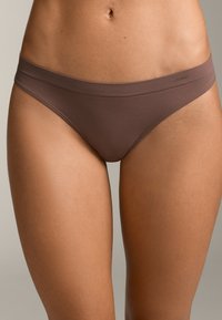 Ruske bikinikalsonger gjord av ett mjukt material med en minimalistisk design. Har en mjuk, bred midjeband och inga synliga mönster eller metalldelar.