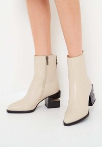 Cesare Gaspari BLOCK HEEL  - Botine clasice - beige