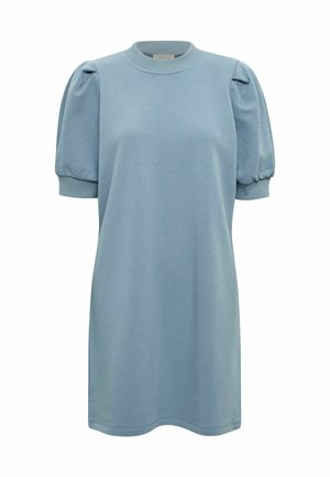 Vestido azul claro de manga corta, hecho de una tela suave, con cuello redondo y mangas abullonadas con puños acanalados. Diseño simple y relajado.