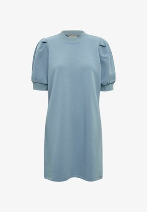 Vestido azul claro de manga corta, hecho de una tela suave, con cuello redondo y mangas abullonadas con puños acanalados. Diseño simple y relajado.