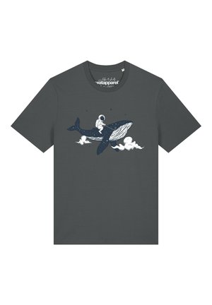 Donkergrijs T-shirt met een afbeelding van een astronaut die op een walvis rijdt tussen wolken en sterren op de voorkant.