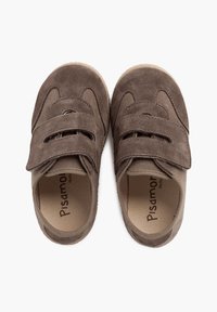 Braune Wildlederschuhe mit zwei Klettverschlüssen, runder Zehenpartie und strukturiertem Obermaterial. Die Innenauskleidung trägt den Markennamen "Pisamonas" in Braun.