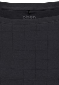 Donkergrijs patroon top met een gestructureerd ruitontwerp, gemaakt van een zachte stof. Heeft een ronde halslijn en een "olsen" label op de kraag.