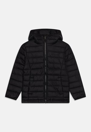 Casaco puffer preto com capuz, com textura acolchoada, fecho frontal e um logo discreto no peito. Material suave e leve.