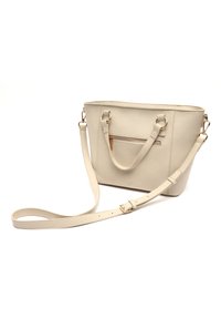 Borsa a tracolla in pelle beige con manici superiori doppi, tracolla rimovibile, tasca frontale con zip e texture liscia. Dettagli in metallo color oro.