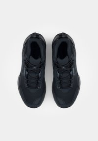 Czarne buty sportowe z syntetycznej cholewki, teksturowanymi siateczkowymi detalami, systemem sznurowania oraz solidną podeszwą dla lepszej przyczepności.