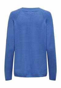 Blå stickad tröja med rundad halsringning, långa ärmar och en slät yta. Har en avslappnad passform samt ribbade manschetter och nederkant.