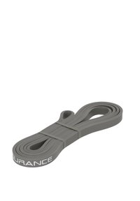 Grijze weerstandsoefenband gewikkeld en vastgezet met twee rubberen banden, met daarop gedeeltelijke tekst "ENDURANCE" aan één uiteinde.