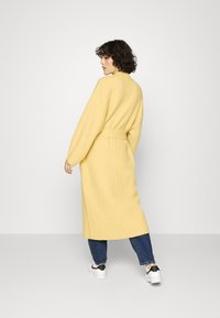 EDITED YULE CARDIGAN - Casaco de malha - rattan yellow