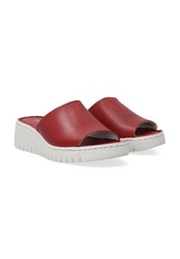 Rode leren instapsandalen met een open teen, witte ribbelplatformzool en een gladde textuur, met een minimalistisch ontwerp en zonder versieringen.