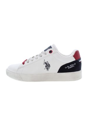 Sneaker bianca con accenti rossi e blu navy. Materiale in pelle liscia, punta tonda, colletto imbottito e suola in gomma. Presenta un logo grafico sul lato.