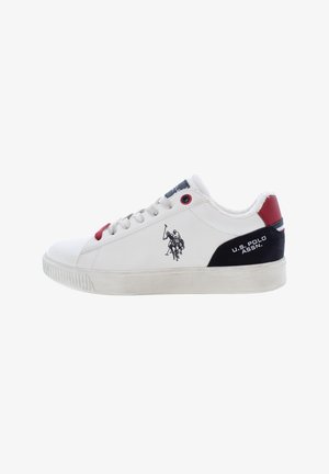 Sneaker bianca con accenti rossi e blu navy. Materiale in pelle liscia, punta tonda, colletto imbottito e suola in gomma. Presenta un logo grafico sul lato.