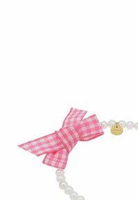 Pärlhalsband med en liten guldtagg och en rosa och vit rutigt tygslips knuten på ena sidan.