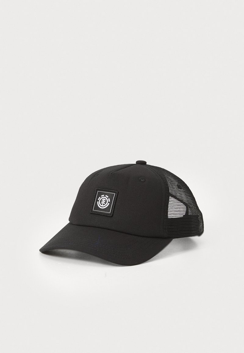 Gorra negra con una parte delantera sólida y lados de malla, que presenta un parche de logo cuadrado. Visera curva y correa ajustable en la parte posterior.
