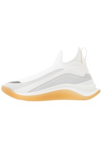 Baskets blanches à enfiler avec des accents gris, dessus texturé, bout arrondi et semelle souple en gomme translucide. Design sans coutures pour le confort.