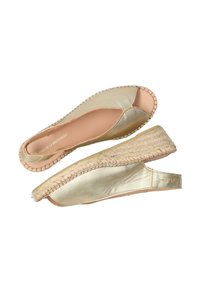 Espadrillas in pelle dorata con punta aperta e design slingback. Suola in corda di juta, dettagli cuciti, texture liscia e stile minimale.