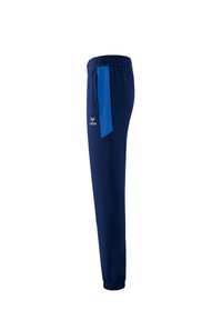 Navy sportbroeken met een elastische tailleband, zijzakken en een lichtblauwe accentpaneel. Gemaakt van een gladde, lichte stof.