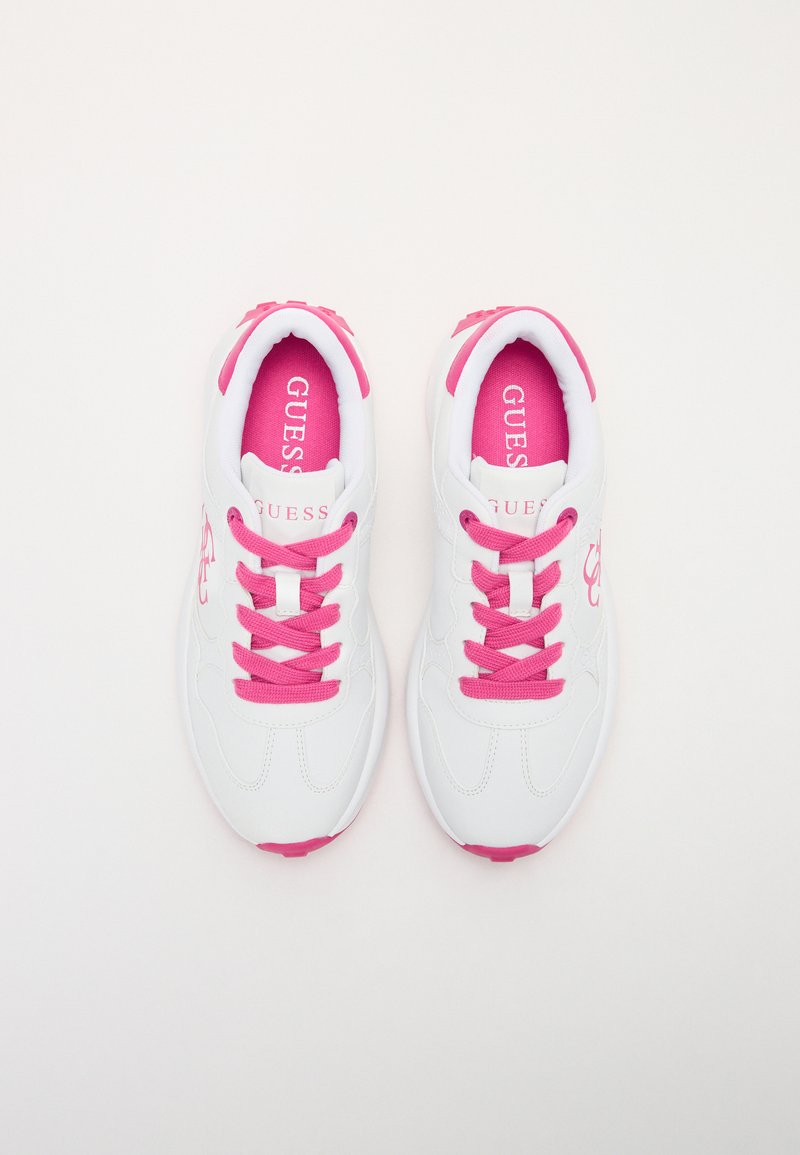 Zapatillas deportivas blancas con acentos en rosa. Presentan cordones y forro interior rosa, con un sutil logo en los lados exteriores. Textura suave.
