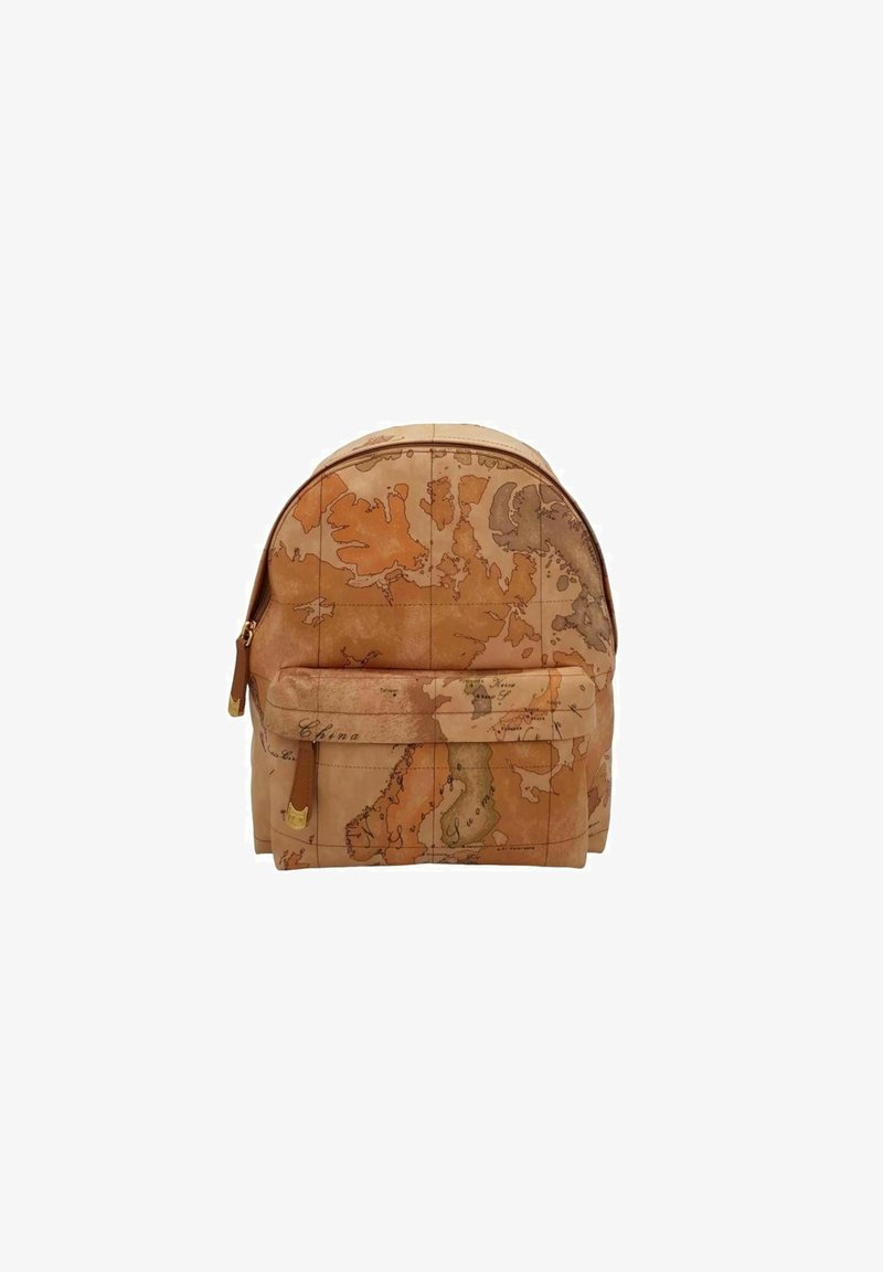 Zaino in pelle marrone con stampa della mappa del mondo, parte superiore arrotondata, chiusura con zip, tasca frontale con patta e spallacci beige. Superficie texturizzata.