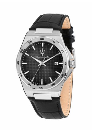 Orologio da polso Maserati da uomo con quadrante nero testurizzato, indici delle ore argento, finestra della data alle 3, cassa in acciaio inossidabile e cinturino in pelle nera.