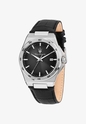 Orologio da polso Maserati da uomo con quadrante nero testurizzato, indici delle ore argento, finestra della data alle 3, cassa in acciaio inossidabile e cinturino in pelle nera.