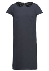 Robe bleu marine à manches courtes avec un motif texturé et un col orné de perles. Coupe droite, longueur au genou. Fermeture éclair au dos.