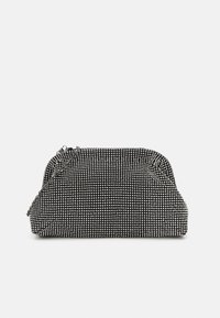 Černá a stříbrná kabelka s kamínky, zdobená lesklými rhinestony, zaobleného tvaru, s uzávěrem na zip a odnímacím řetízkem. Hladký povrch.