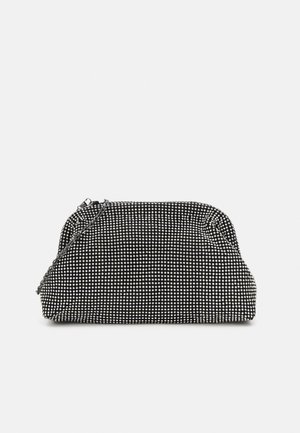 Czarna i srebrna torebka kopertówka ozdobiona kryształkami, o zaokrąglonym kształcie, z zamknięciem na zamek błyskawiczny i odczepianym łańcuszkiem. Gładka tekstura.