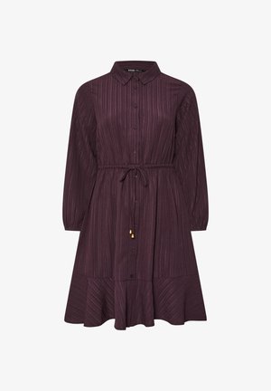 Fioletowa, w paski, sukienka z długim rękawem i kołnierzem, zapinana na guziki z elastyczną talią i troczkiem oraz falbaną u dołu.